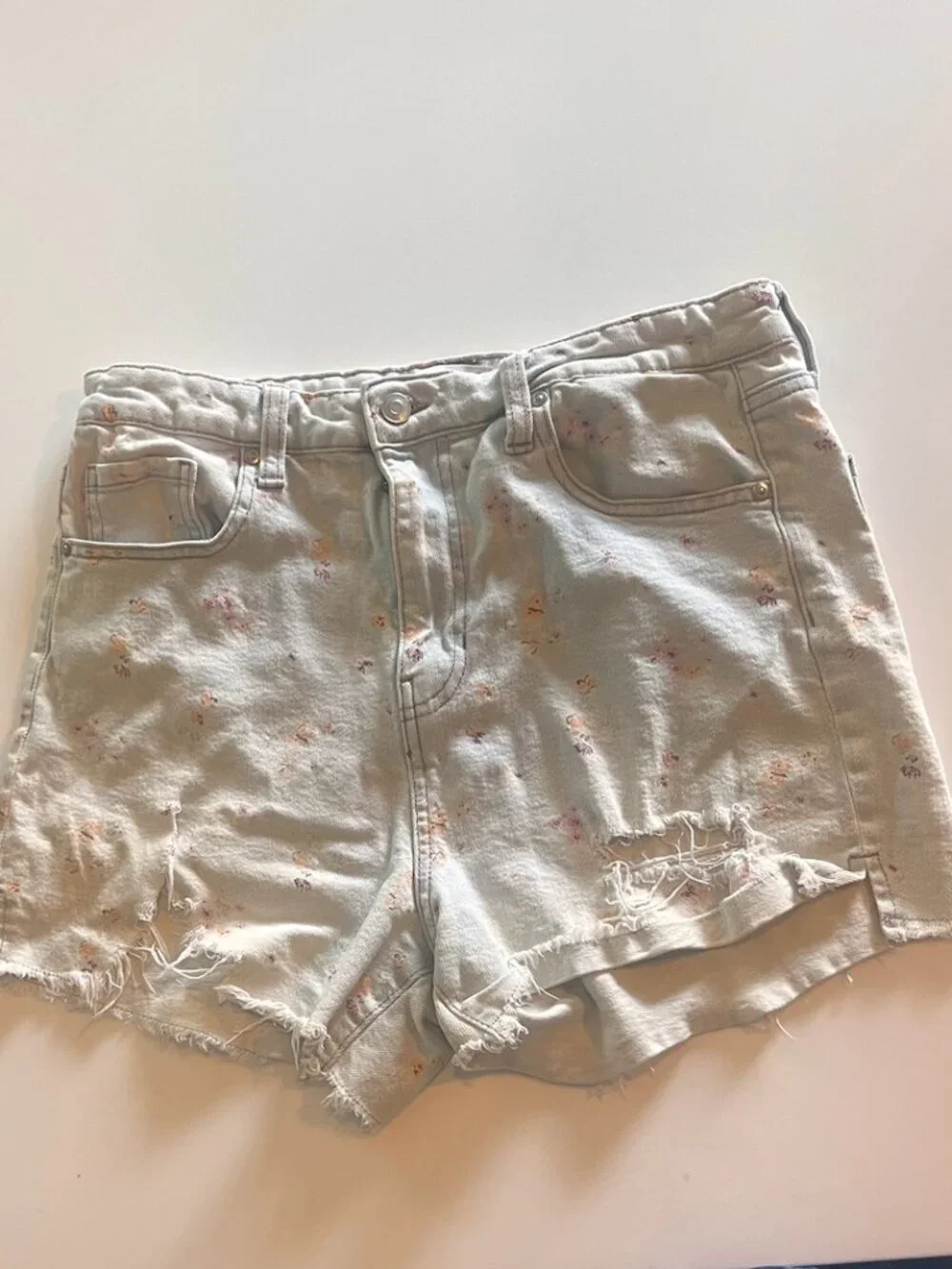 Celebrity pink, Size 30, Floral denim short-shorts